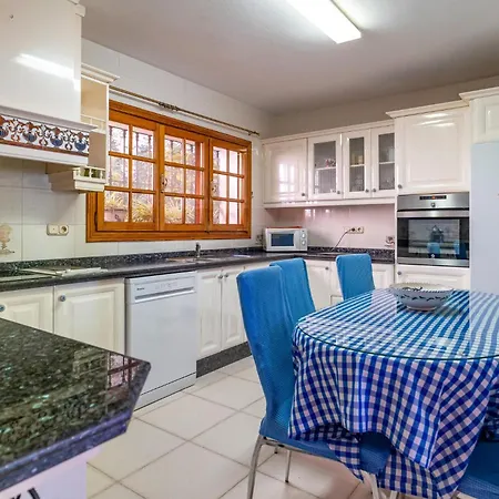 4 Bedroom Gorgeous In Holiday home *