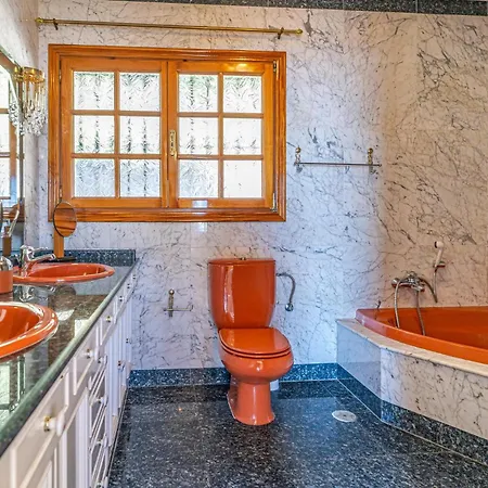 4 Bedroom Gorgeous In Holiday home