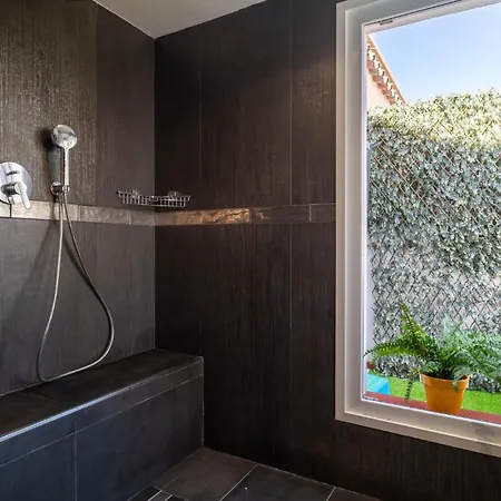 4 Bedroom Gorgeous In Casa de Férias *